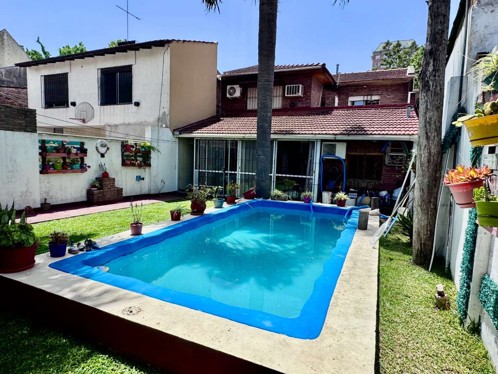 Casa en venta cerca Av. con pileta APTO CREDITO