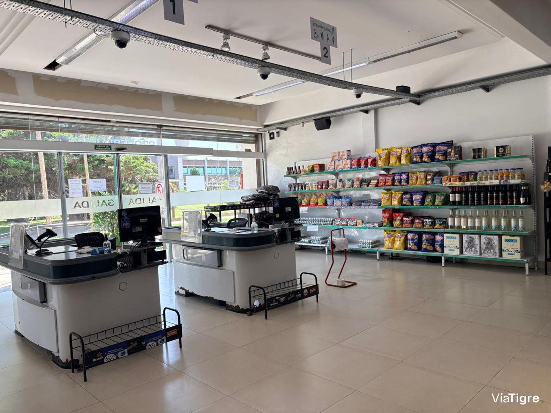 Alquiler local c/ estacionamiento frente UNICENTER