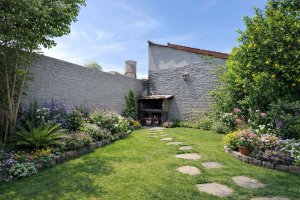 House for sale, 4 rooms, large garden, needs renovation