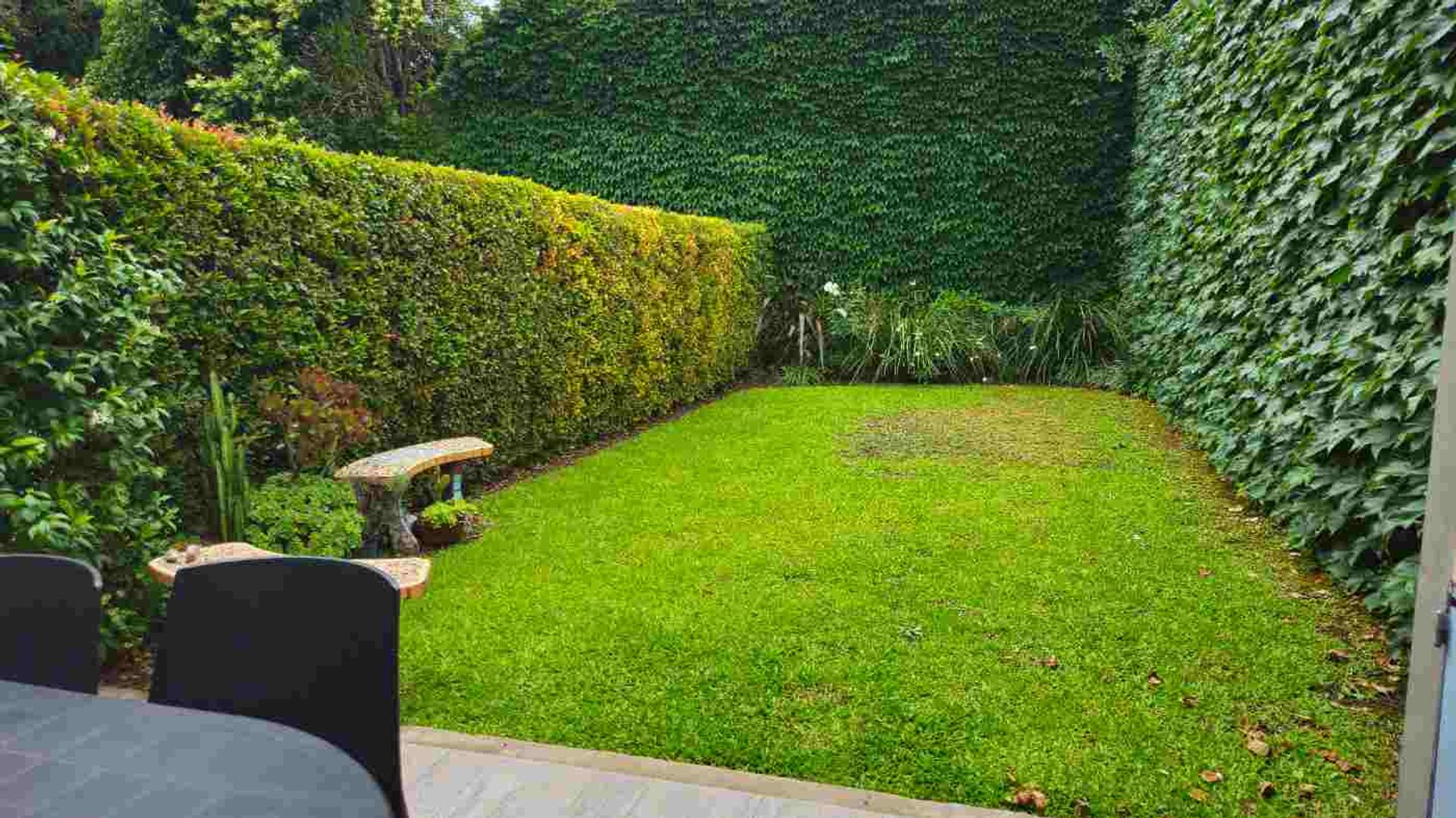 Sale Triplex 2 suites, garden toilet and garage