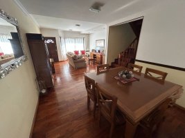 5-Room House for Sale in Martinez with Garden