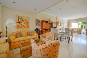 House for Sale 5 Rooms La Lucila Beautiful Backyard and Pool