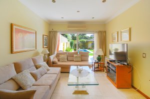 House for Sale 5 Rooms La Lucila Beautiful Backyard and Pool