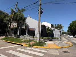 Local , Martinez , Frente A Unicenter