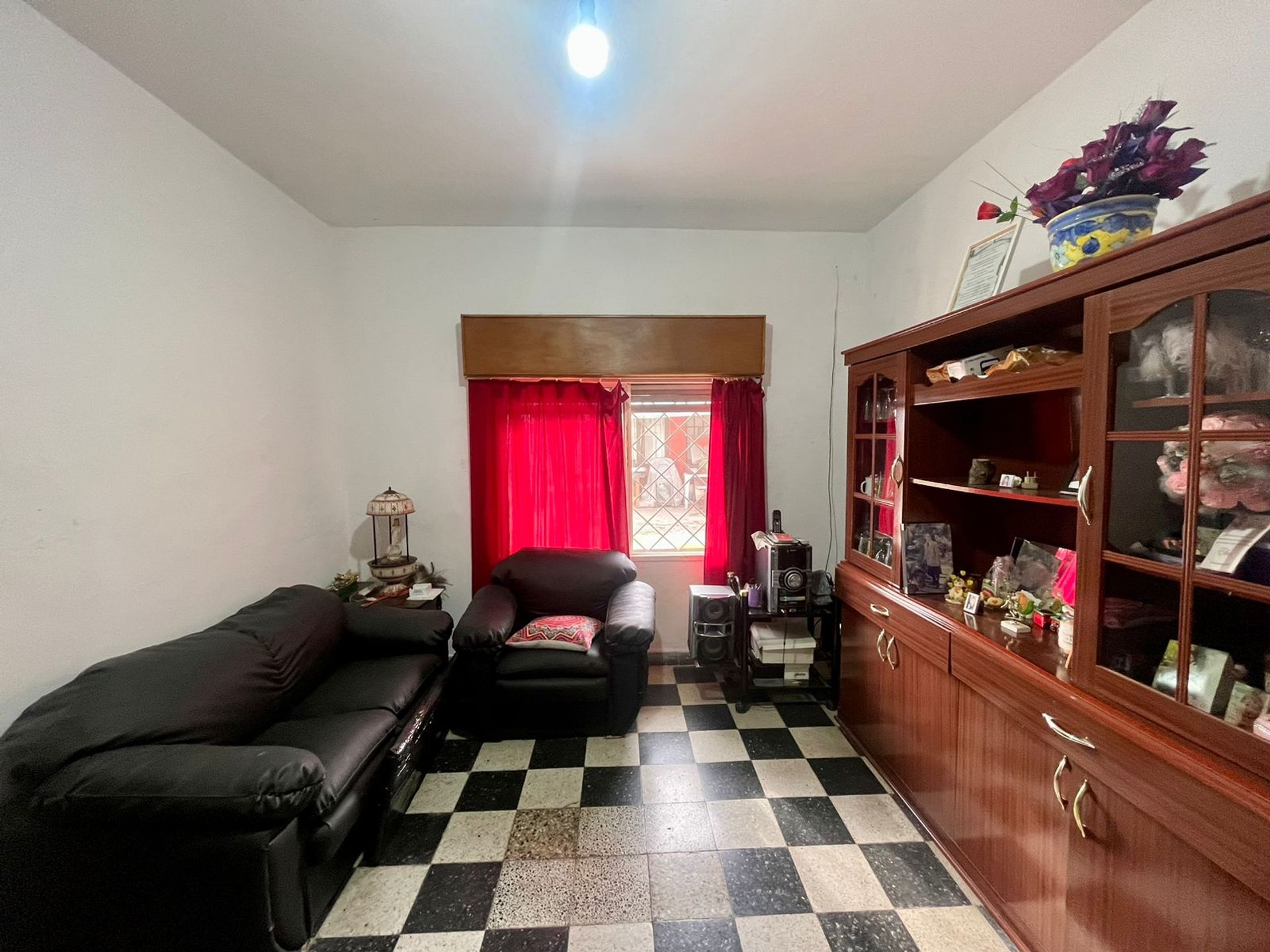 Casa multifamiliar con local