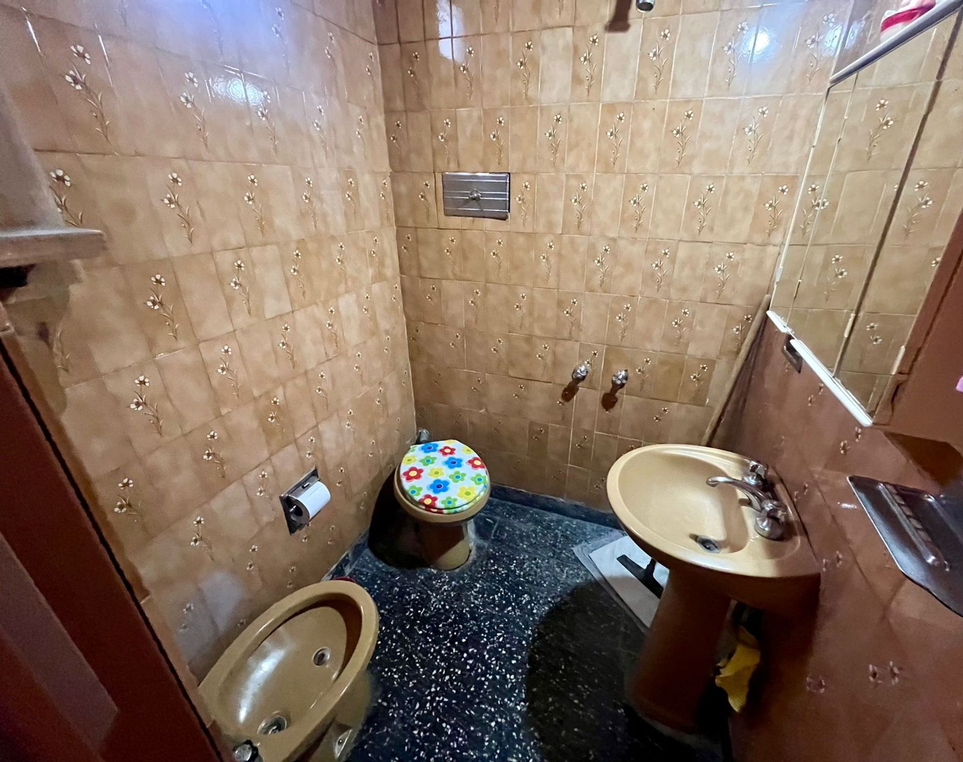 Casa multifamiliar con local