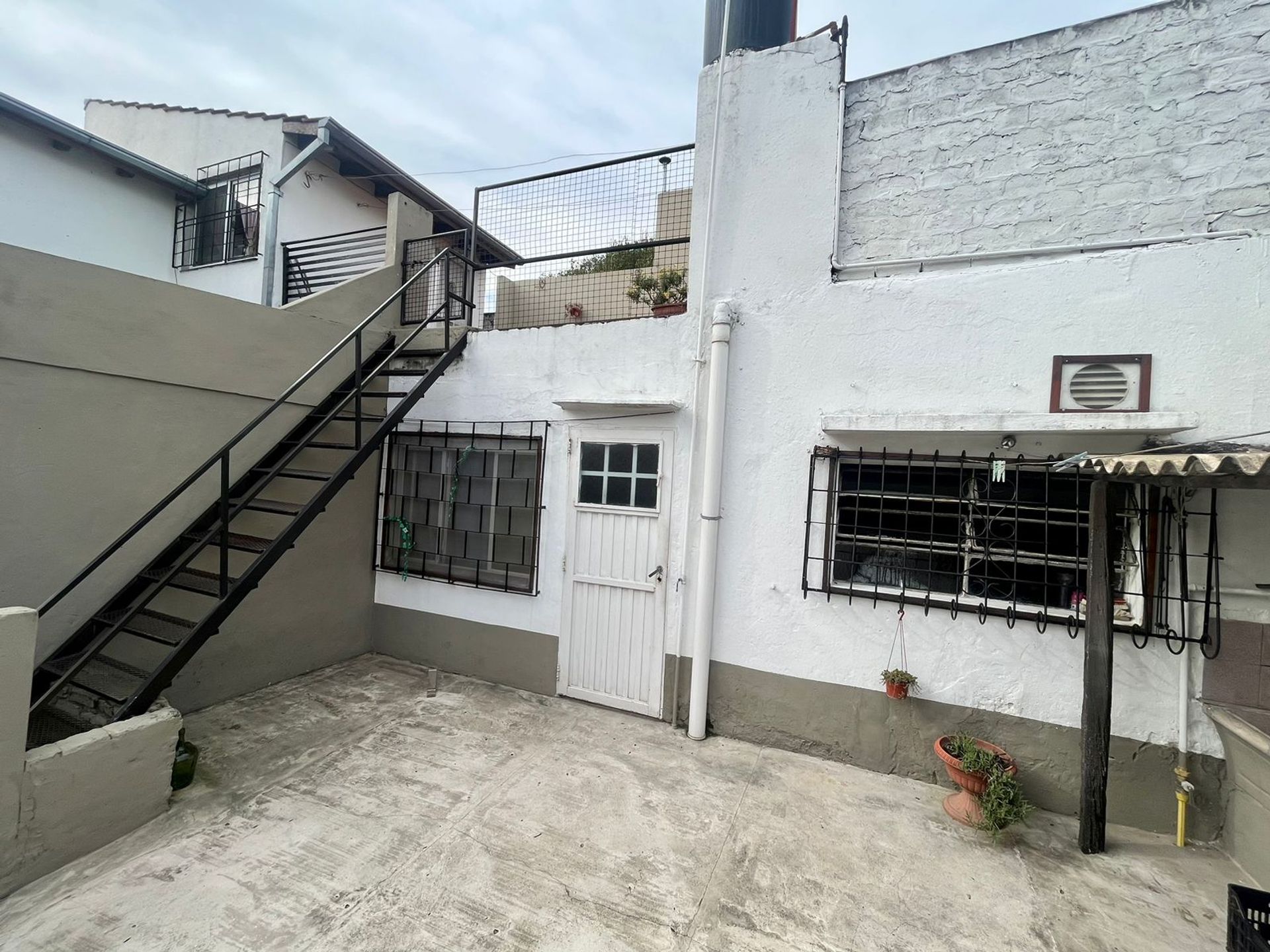 Casa multifamiliar con local