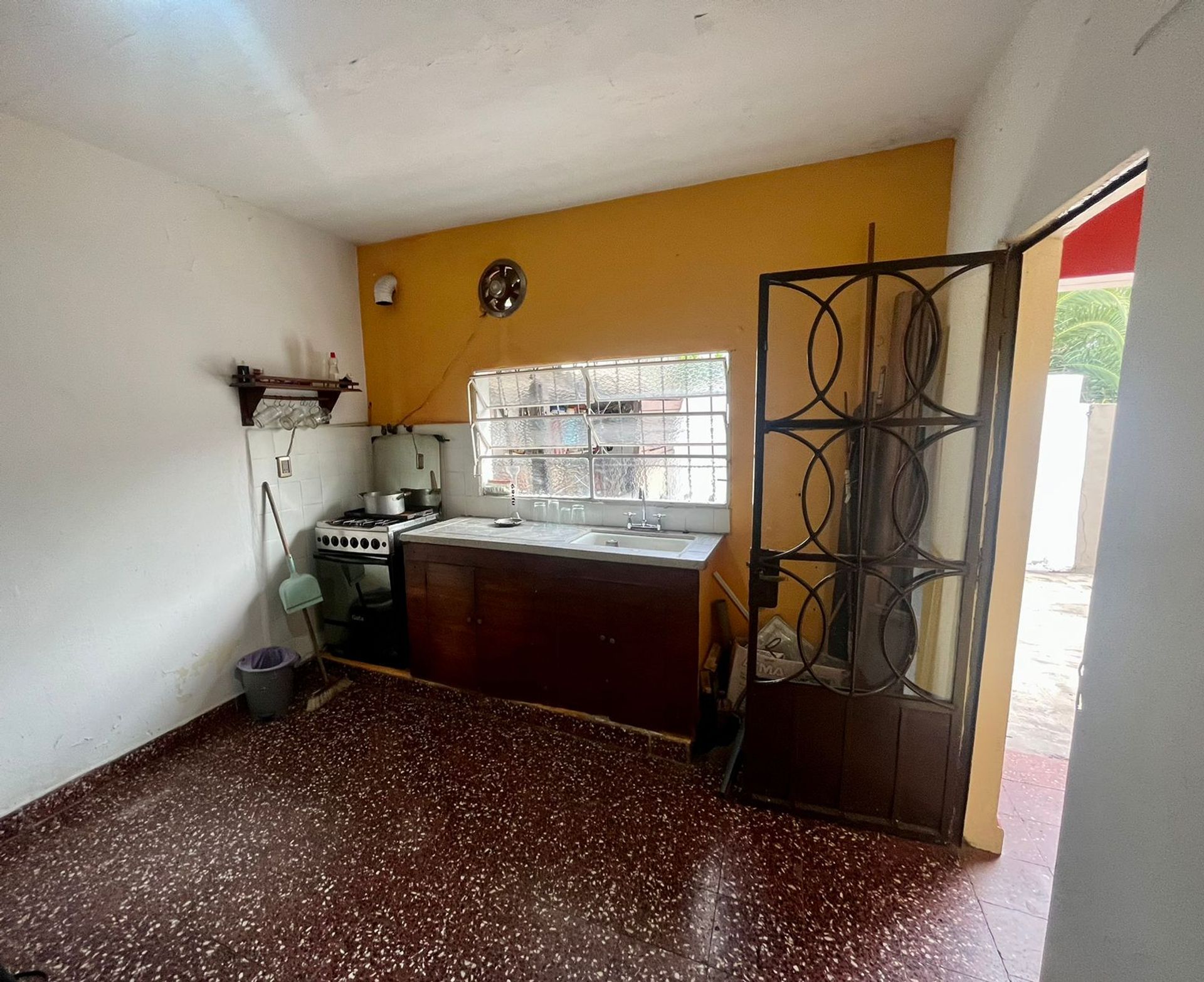 Casa multifamiliar con local