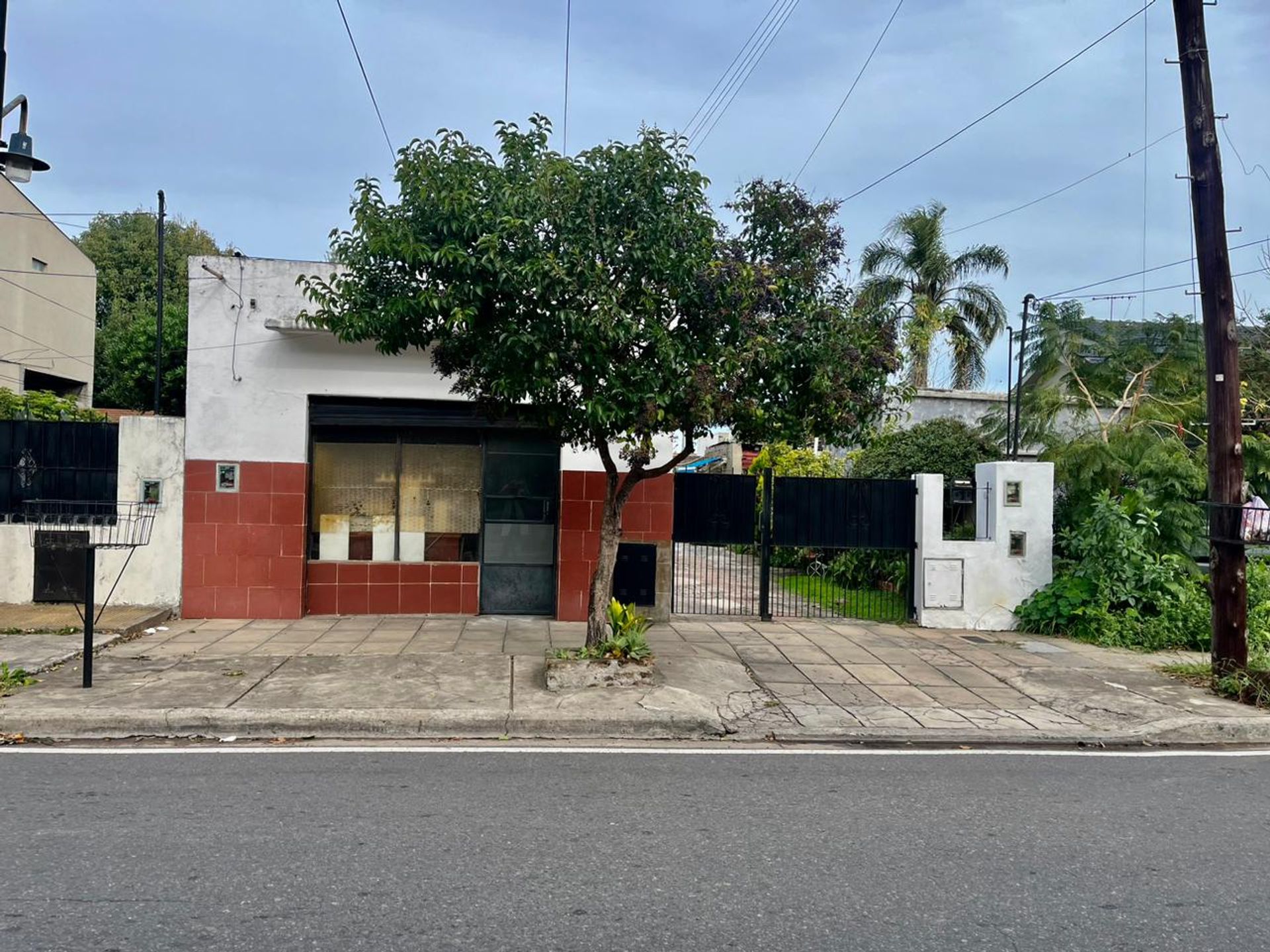 Casa multifamiliar con local