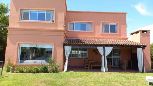 Short-term house rental by the lagoon in Villanueva