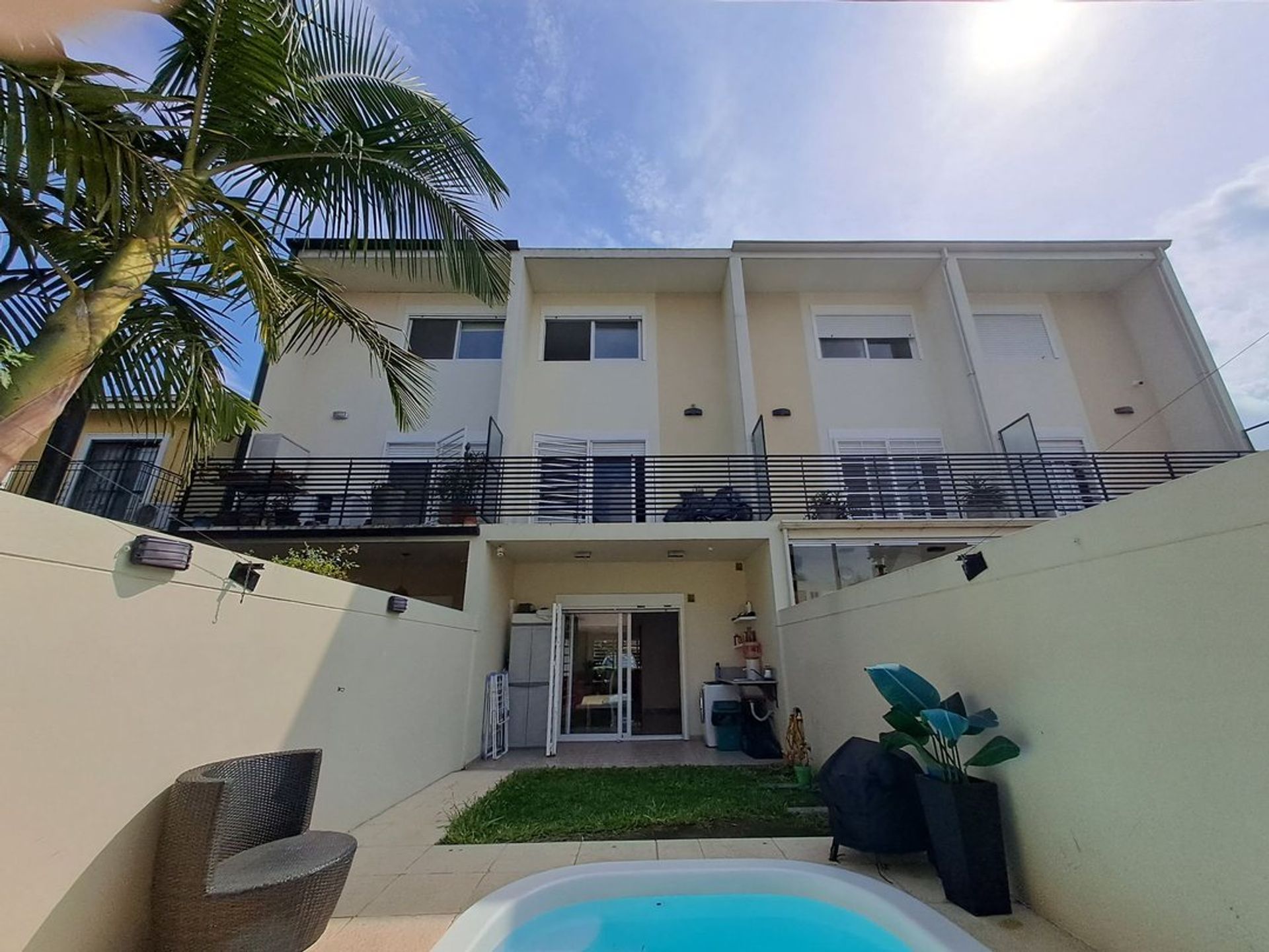 Casa tipo Triplex 5 amb. FLORIDA. Jardín y piscina
