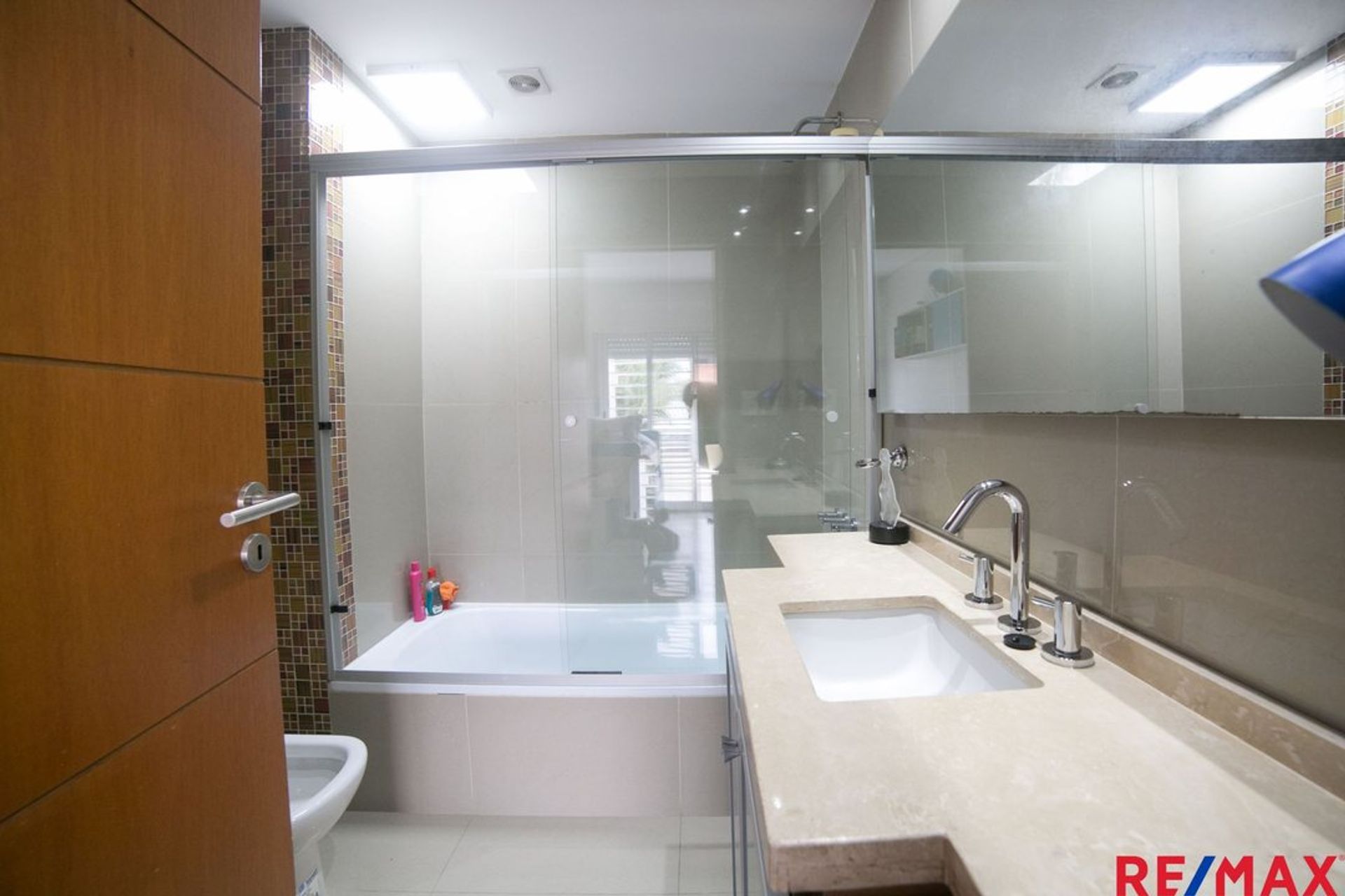 Casa tipo Triplex 5 amb. FLORIDA. Jardín y piscina
