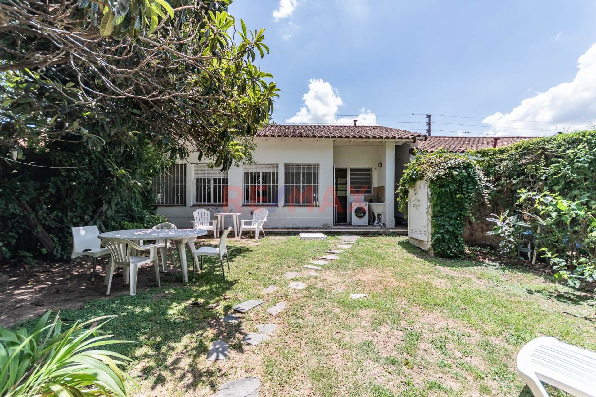 House 3 rooms with garden. Credit available.