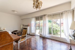 House 3 rooms with garden. Credit available.