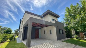 House for Sale 4 Rooms Brand New Pool in Villa Nueva