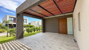 House for Sale 4 Rooms Brand New Pool in Villa Nueva