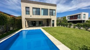 House for Sale 4 Rooms Brand New Pool in Villa Nueva