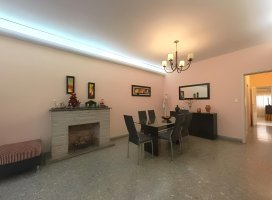 4-Room House for Sale in Florida with Garden and Garage