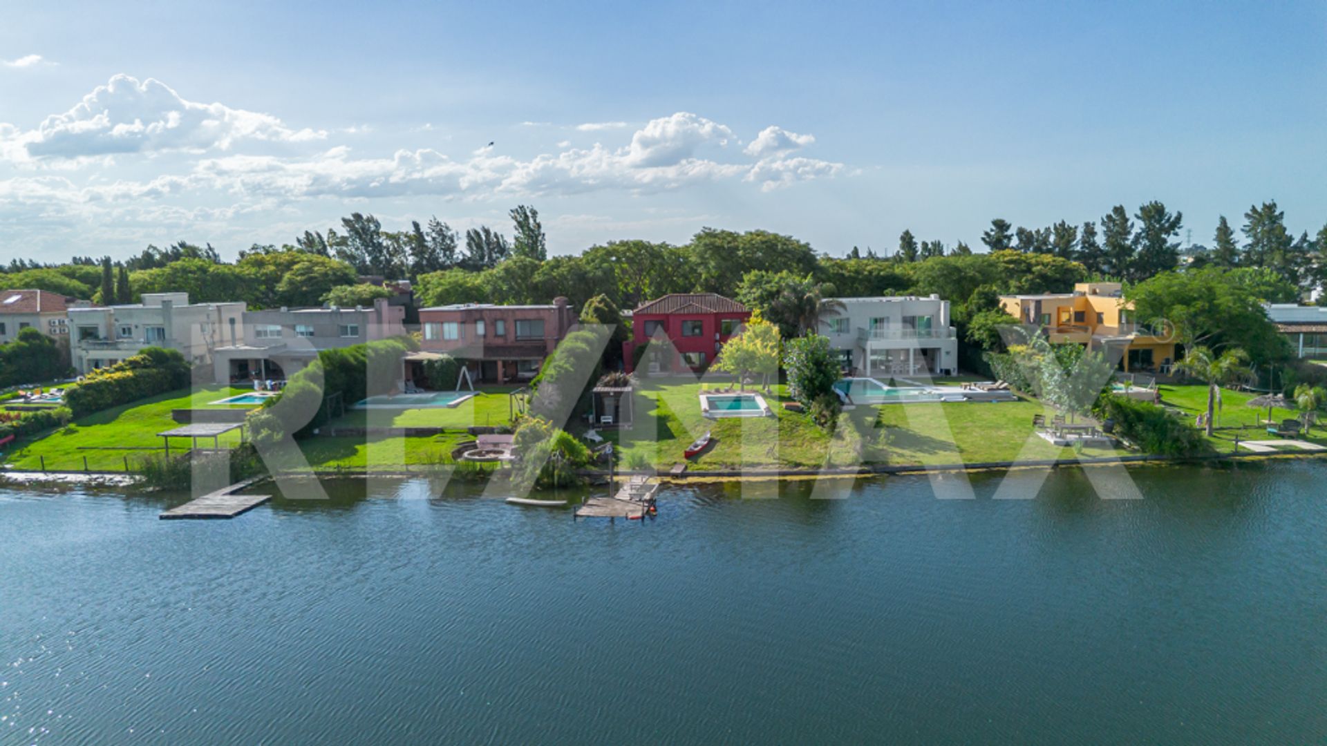 Lagoon-front house with dock, San Agustín neighborhood