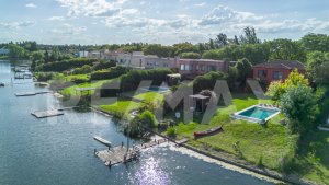 Lagoon-front house with dock, San Agustín neighborhood