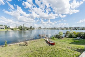 Lagoon-front house with dock, San Agustín neighborhood