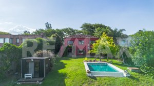Lagoon-front house with dock, San Agustín neighborhood