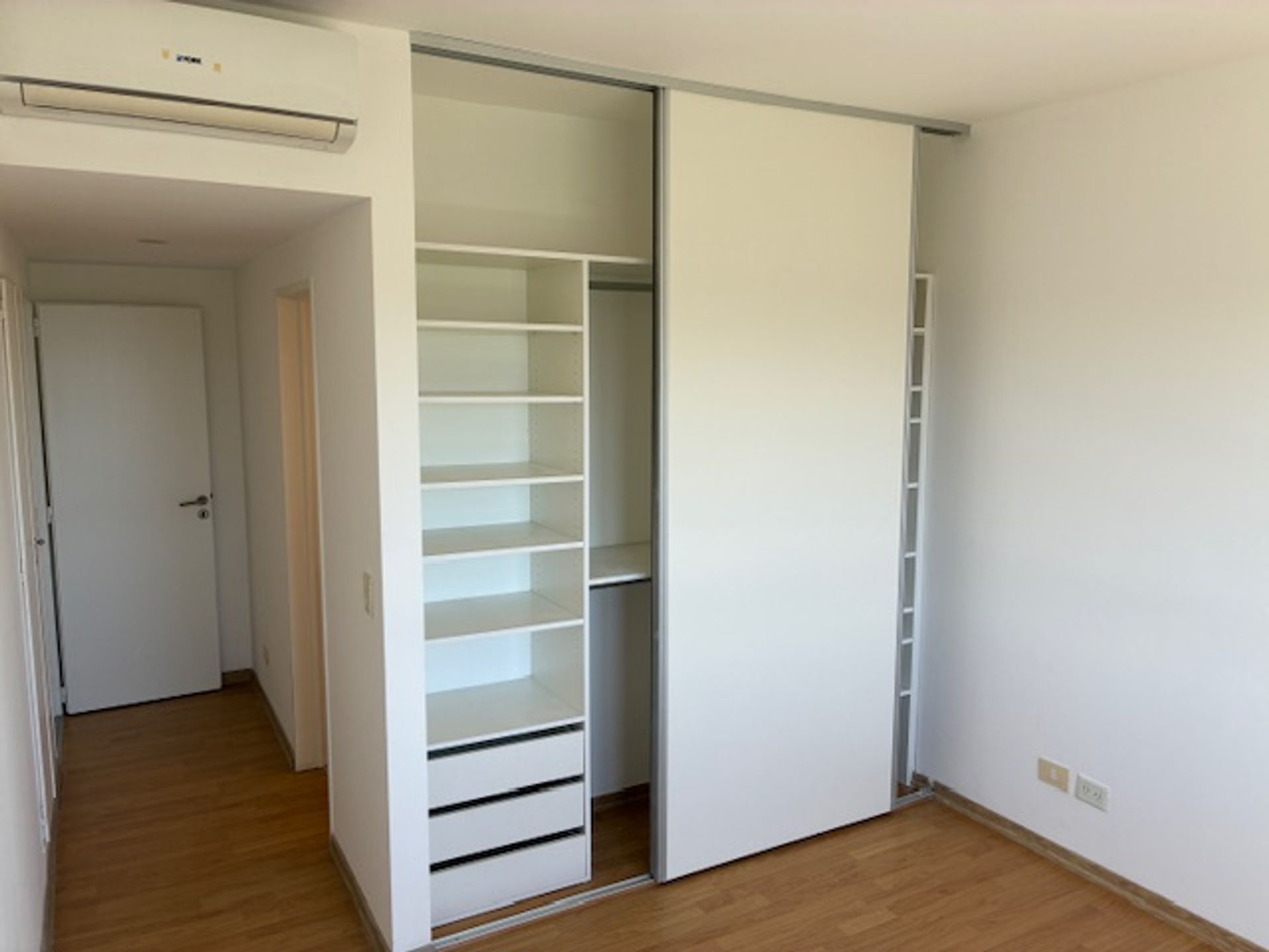 Alquiler Dpto 3 Amb-Pileta-Luz-Balcón-Cochera-Gym.