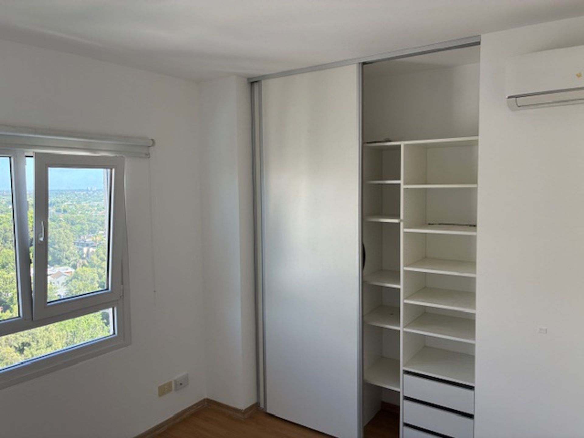 Alquiler Dpto 3 Amb-Pileta-Luz-Balcón-Cochera-Gym.