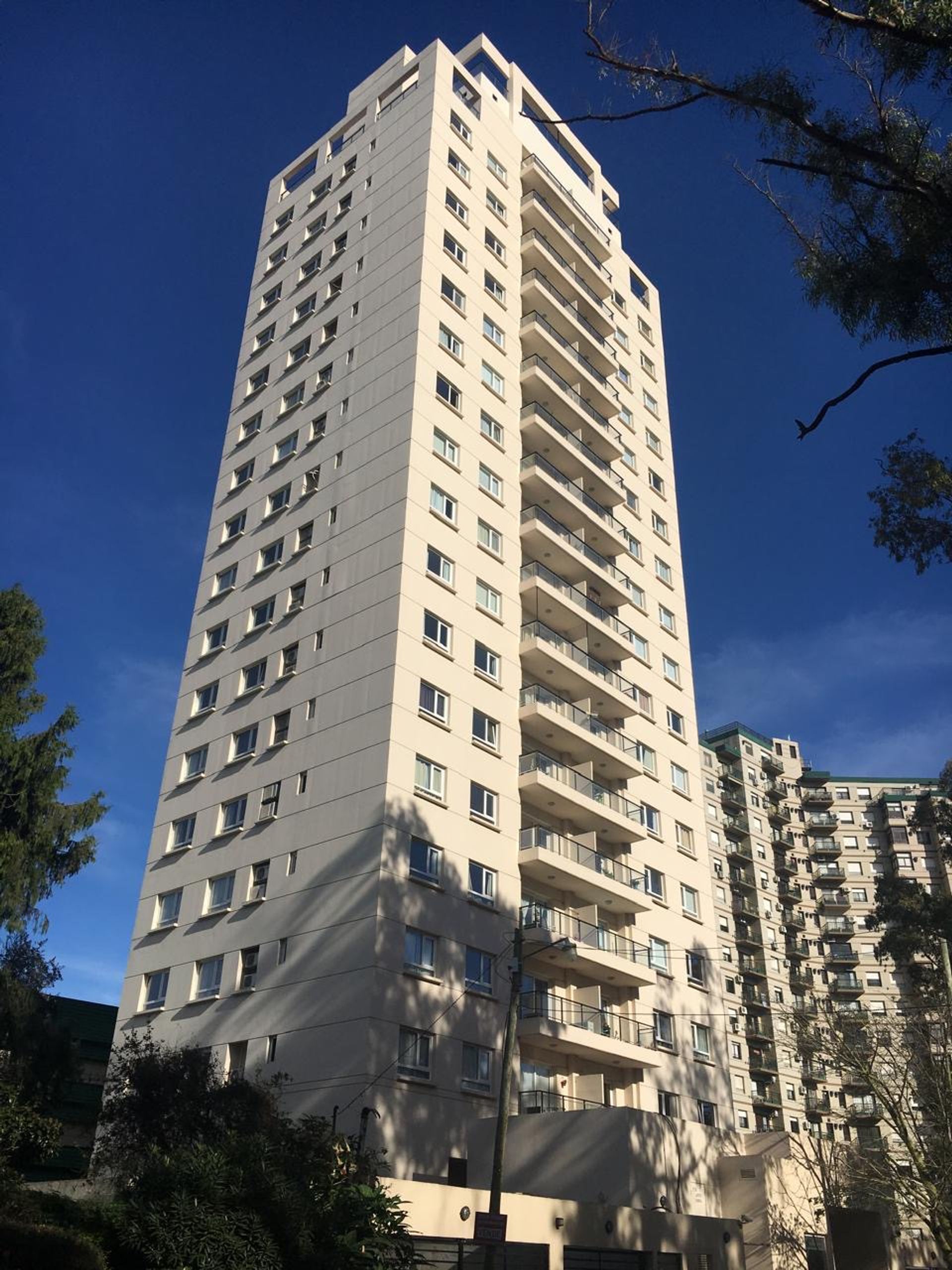 Alquiler Dpto 3 Amb-Pileta-Luz-Balcón-Cochera-Gym.