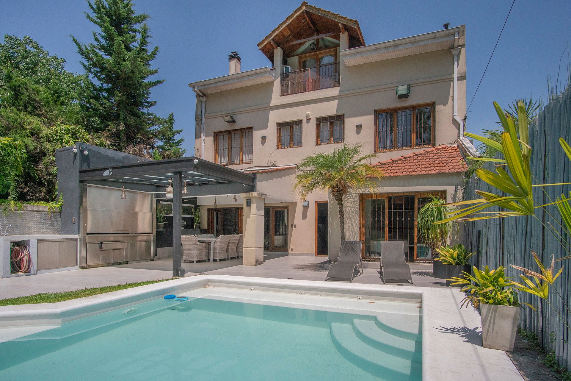 Mansion for Sale – 7 Rooms, Florida Amenities