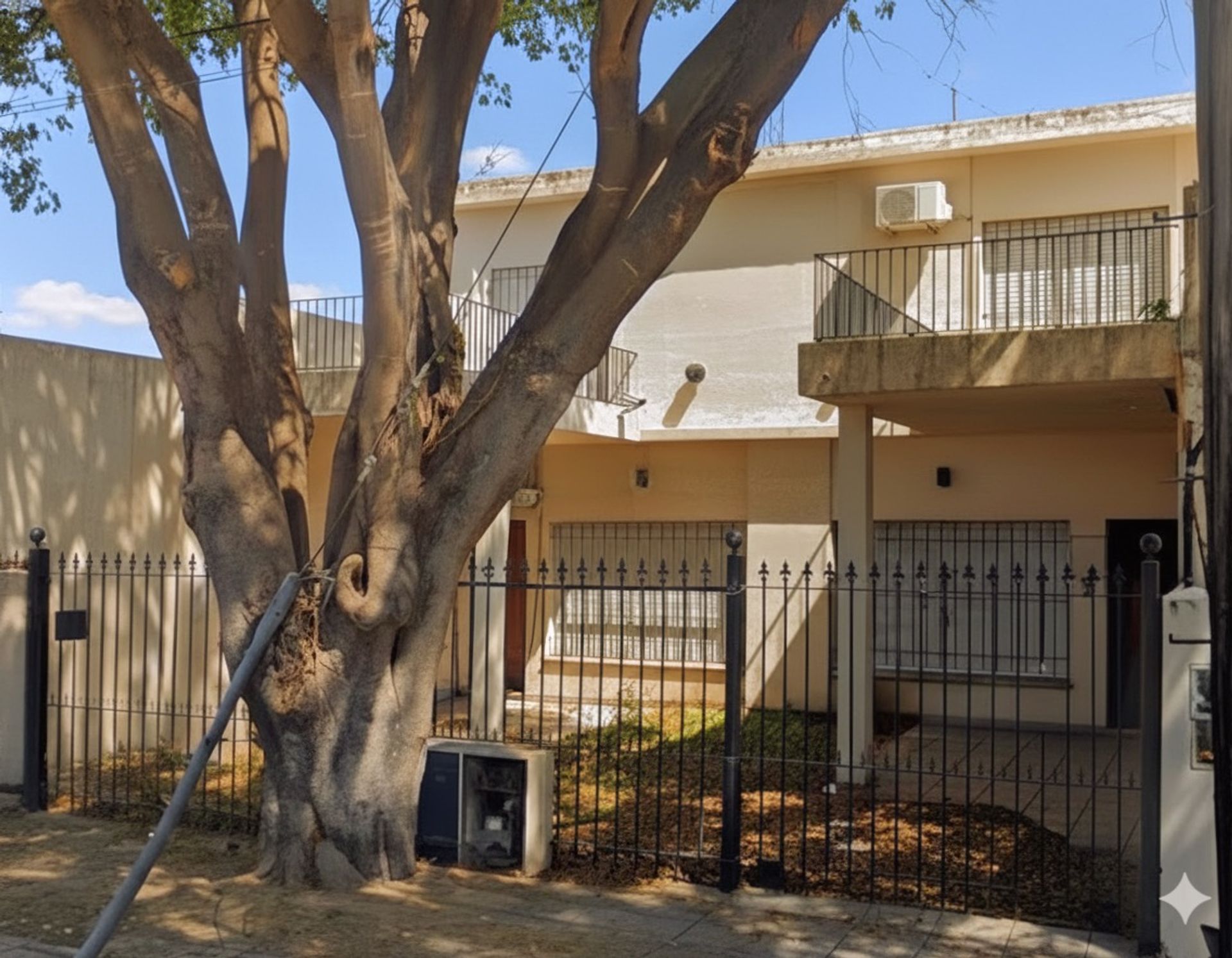 Casa Multifamiliar con Jardín y Quincho