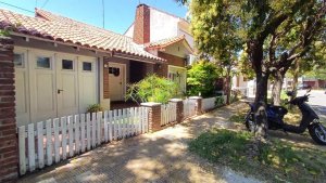 Venta Casa 4 Ambientes. Florida Con Jardin/Cochera