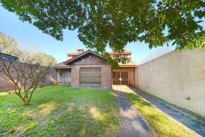 Quinta House 5 Rooms for Sale at El Talar with Park