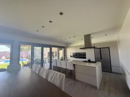 5-Room House for Sale in Martinez with Garage