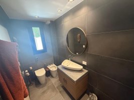 5-Room House for Sale in Martinez with Garage