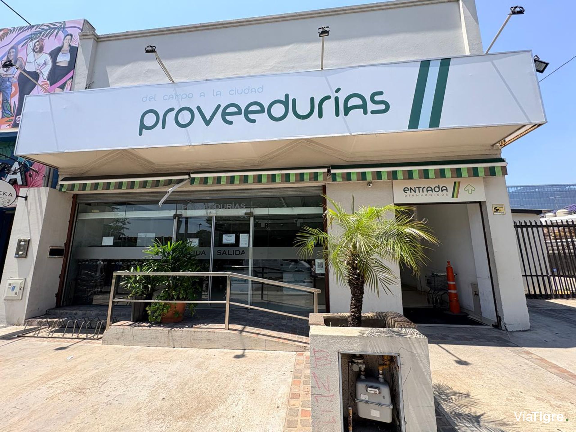 Venta locales con estacionamiento frente UNICENTER