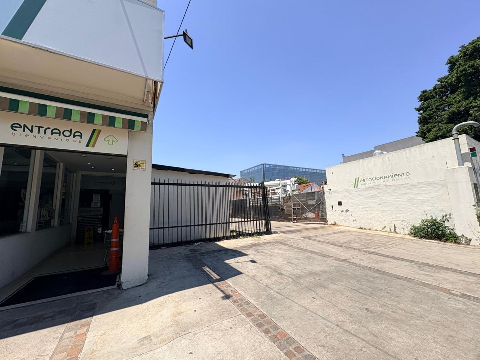 Venta locales con estacionamiento frente UNICENTER