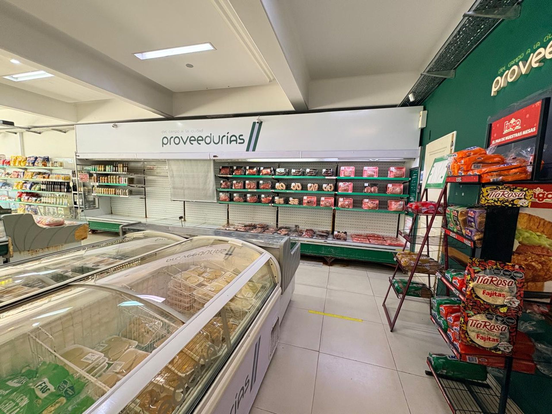 Venta locales con estacionamiento frente UNICENTER