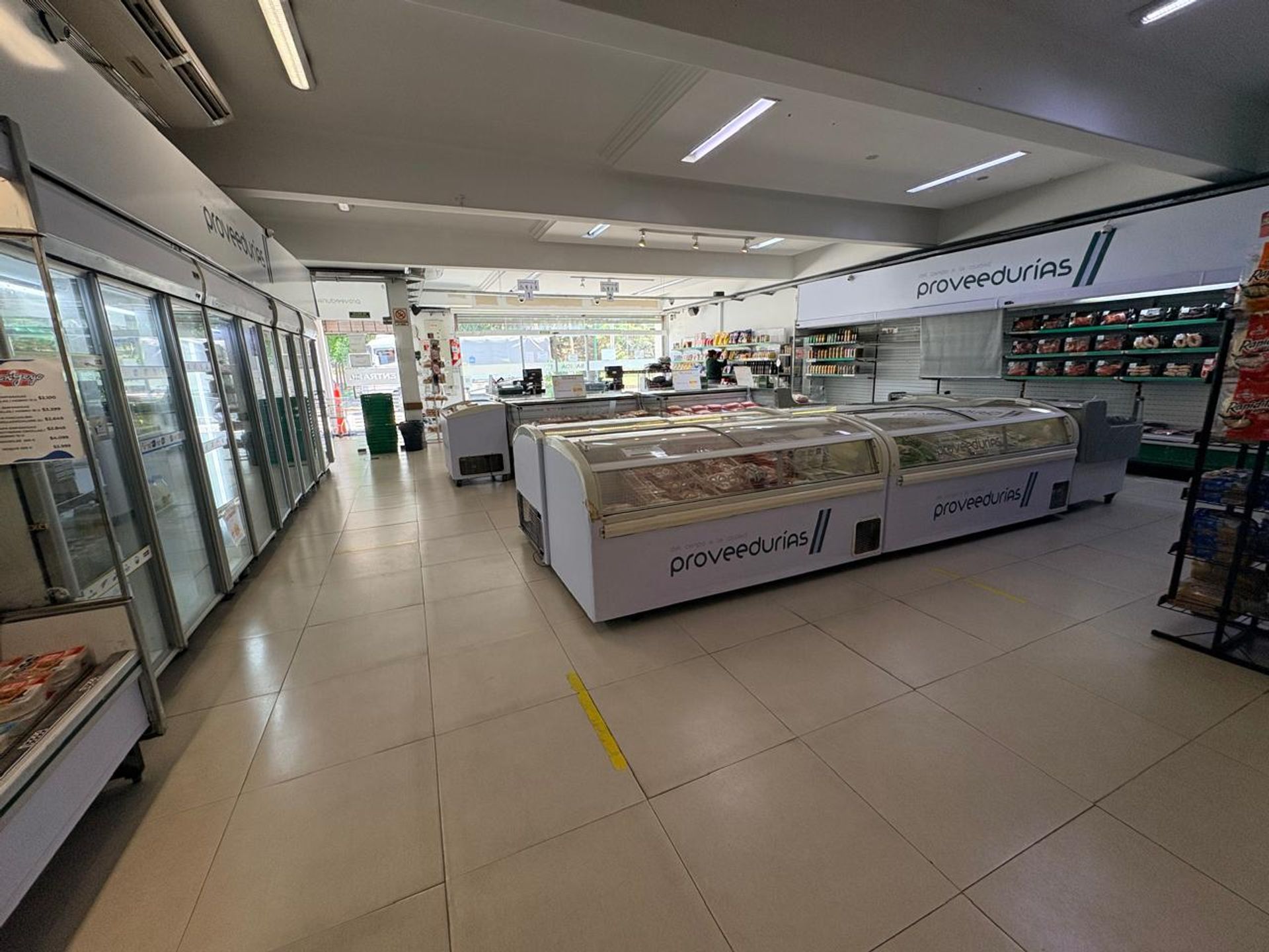 Venta locales con estacionamiento frente UNICENTER