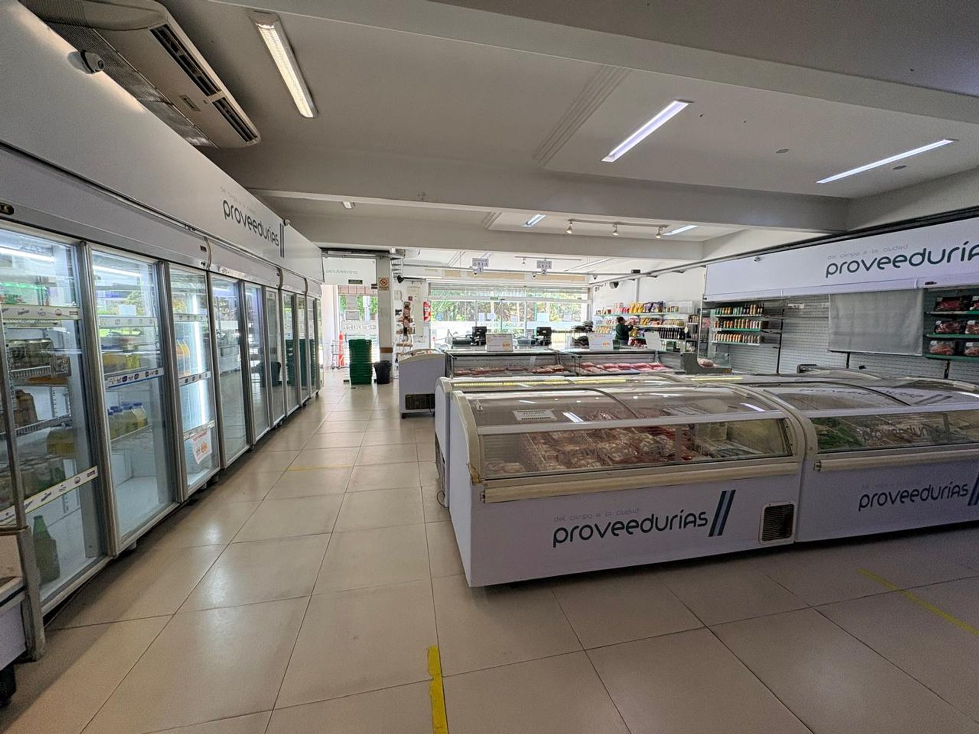 Venta locales con estacionamiento frente UNICENTER