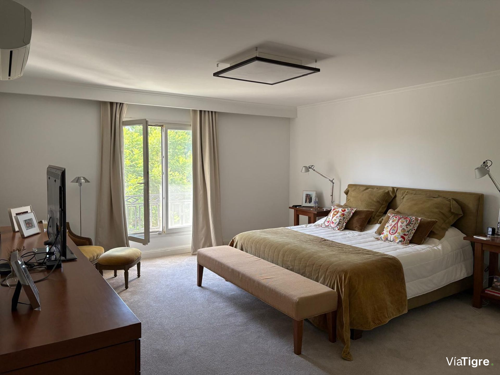 Departamento de tres dormitorios, Barrancas al Rio