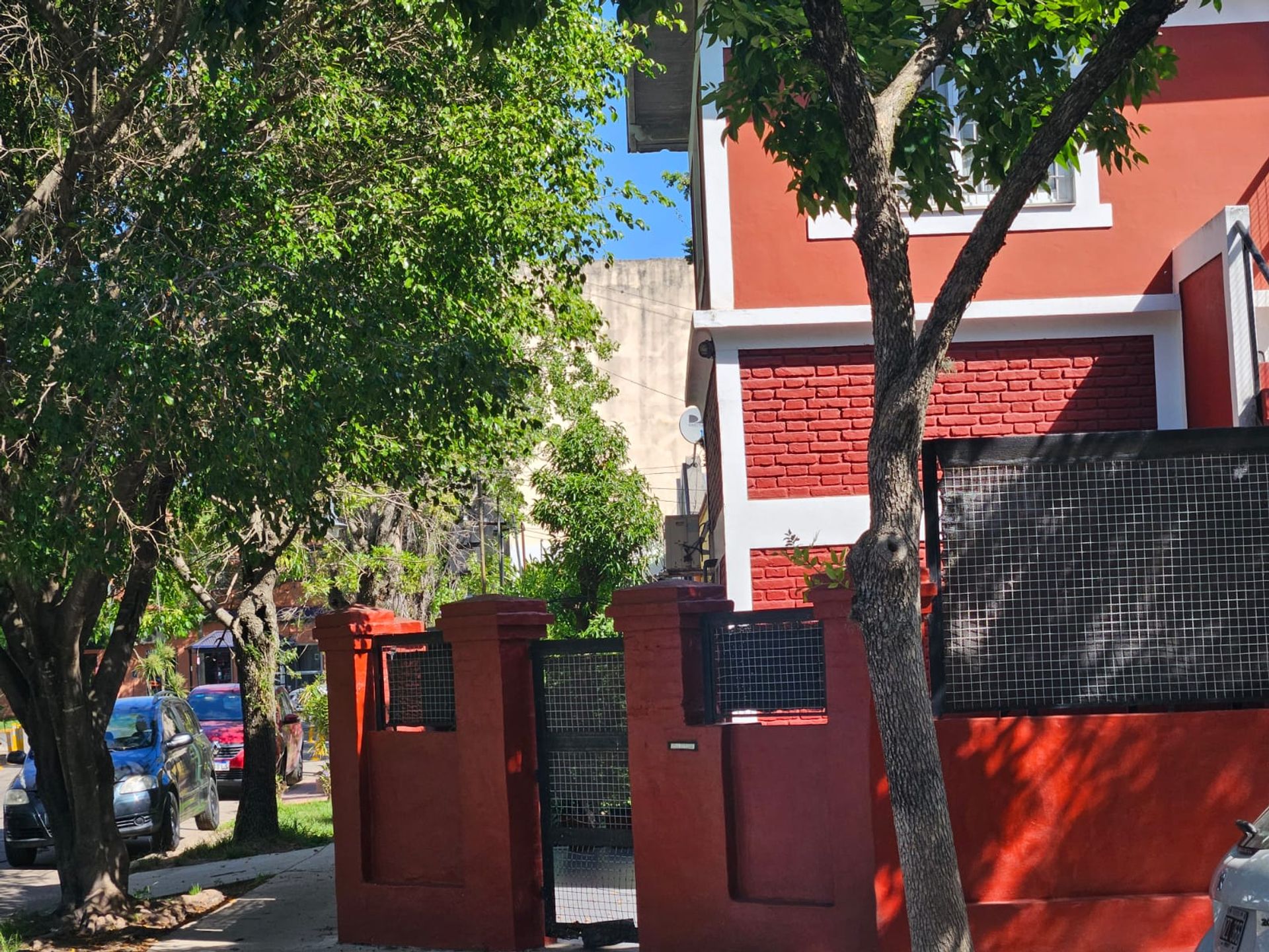 Venta 2Casas y monoambiente en block. San Isidro