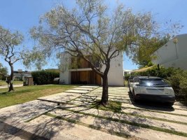 FOR SALE: Modern 6-room house, internal lot, 322 meters