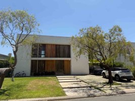 FOR SALE: Modern 6-room house, internal lot, 322 meters