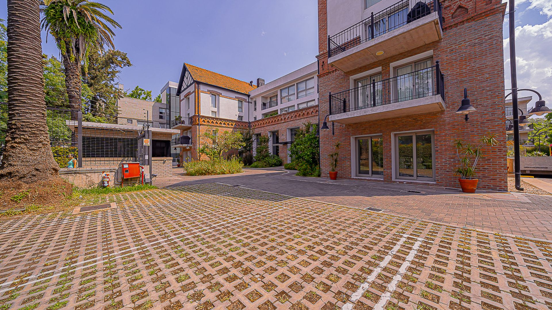 4-Room Apartment with Pool, Garage, Gym