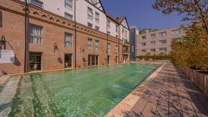 4-Room Apartment with Pool, Garage, Gym