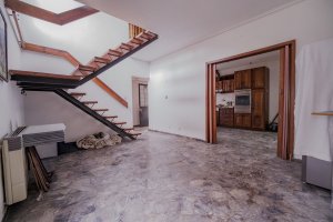 Sale of Multifamily House with Store – Beccar