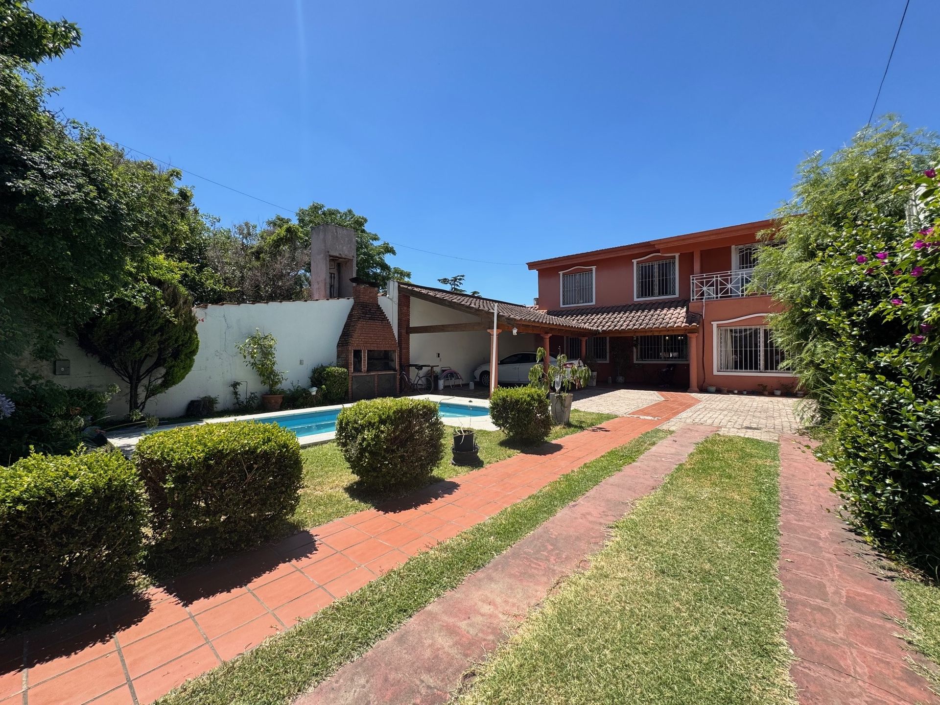 Casa en venta 4 dorm., pileta, jardín Don Torcuato