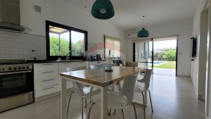 4-room house for sale in Santa Catalina, Tigre, credit available.