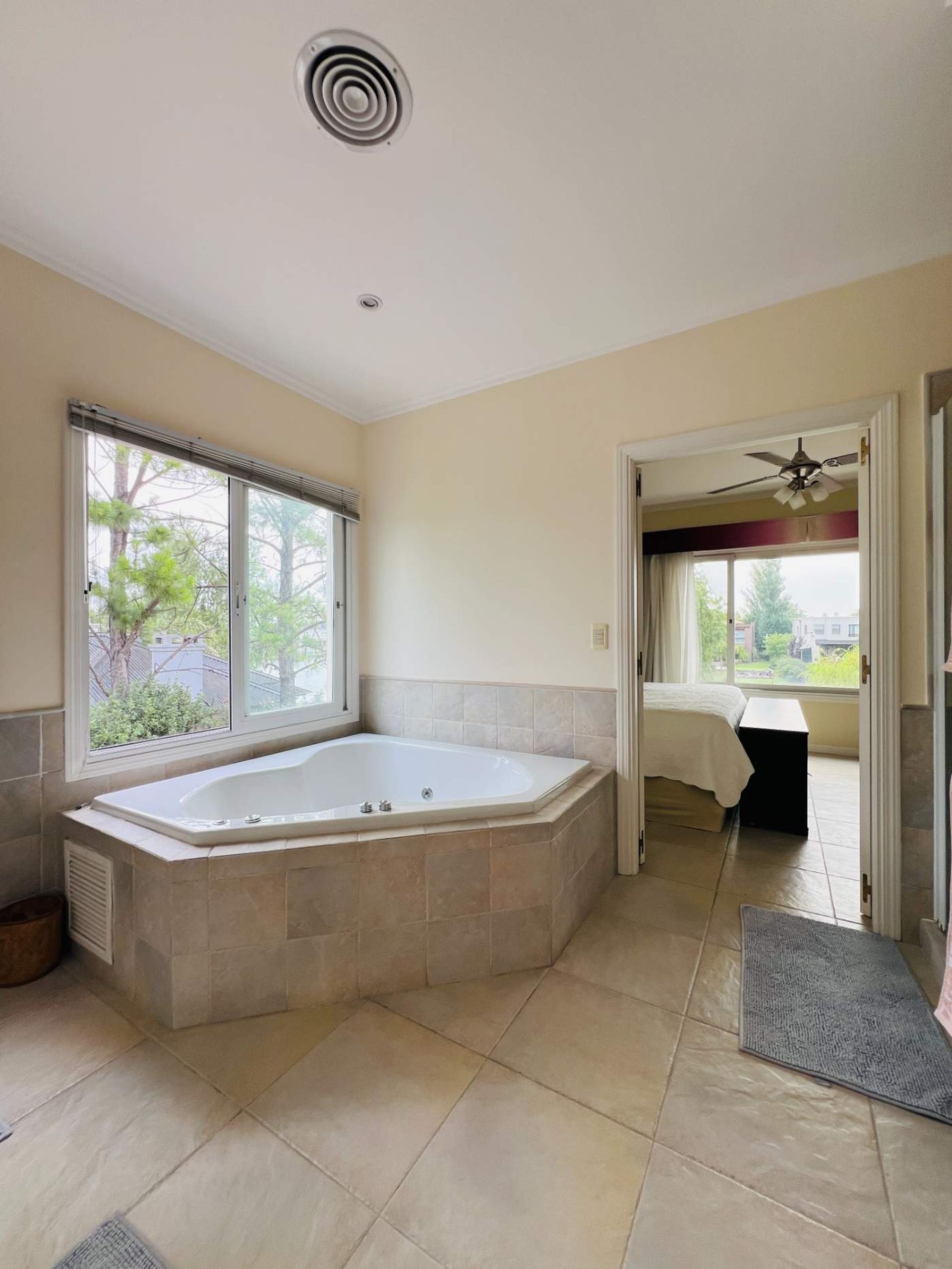 Venta casa Castores Nordelta 353m2 al lago central